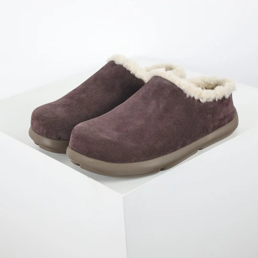 Pick up locally💰560 Core recommendation Good price Independently developed original outsole and cashmere insole to keep you warm in winter and suitable for home use. In the new year, uug launched a style series, which is partially geared towards the preferences of young consumers and has also moved to the forefront of fashion trends. Shoe body material Water-repellent coated suede upper 17 mm UGGPURE™ implanted wool insole Lightweight non-slip comfortable rubber outsole With brand LOGO trademark Comes with a full set of packaging Size: 35 36 37 38 39 40 41 42 43 44